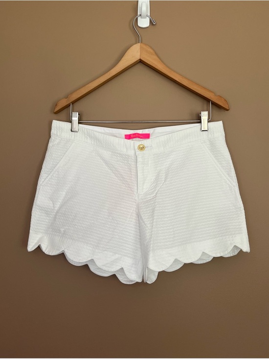 Lilly Pulitzer Pants - {Lilly Pulitzer} Buttercup Scallop Hem 5" Short in Resort White - Womens 6 - NWT